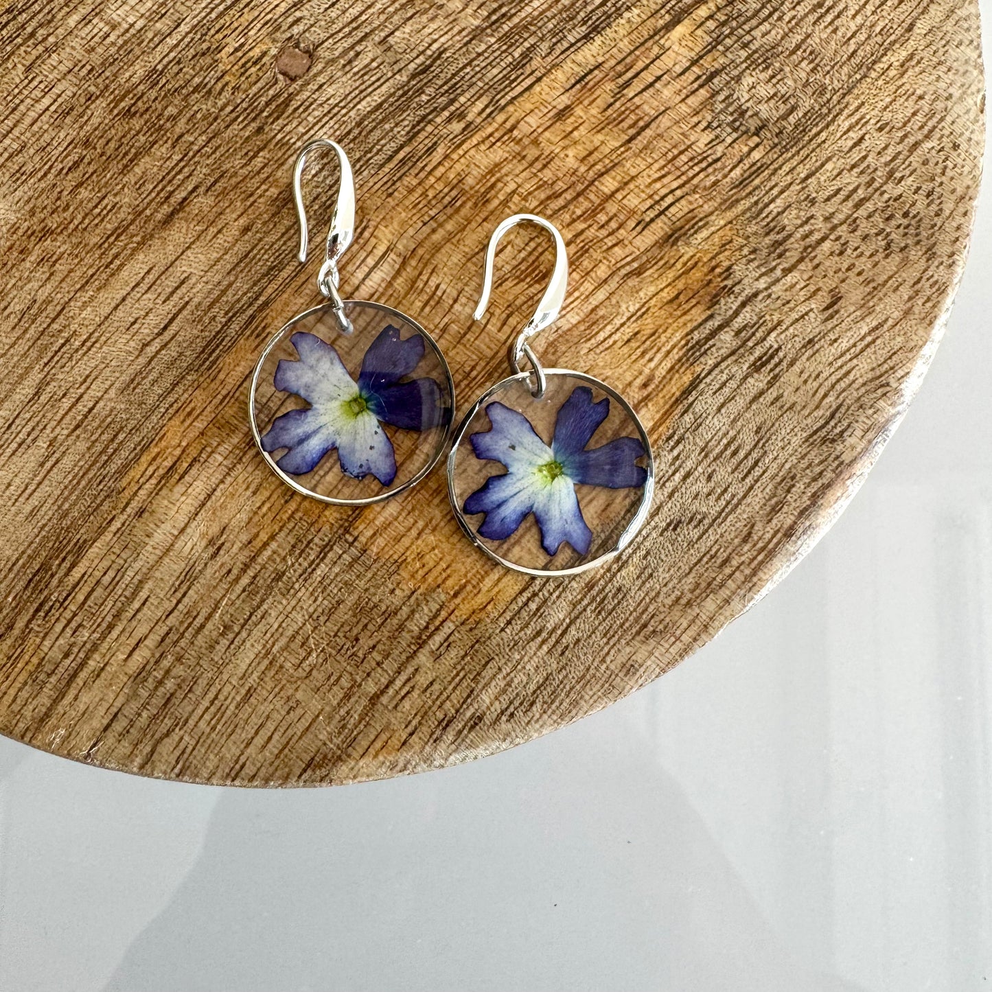 Bloemoorbellen paars witte bloem zilver
