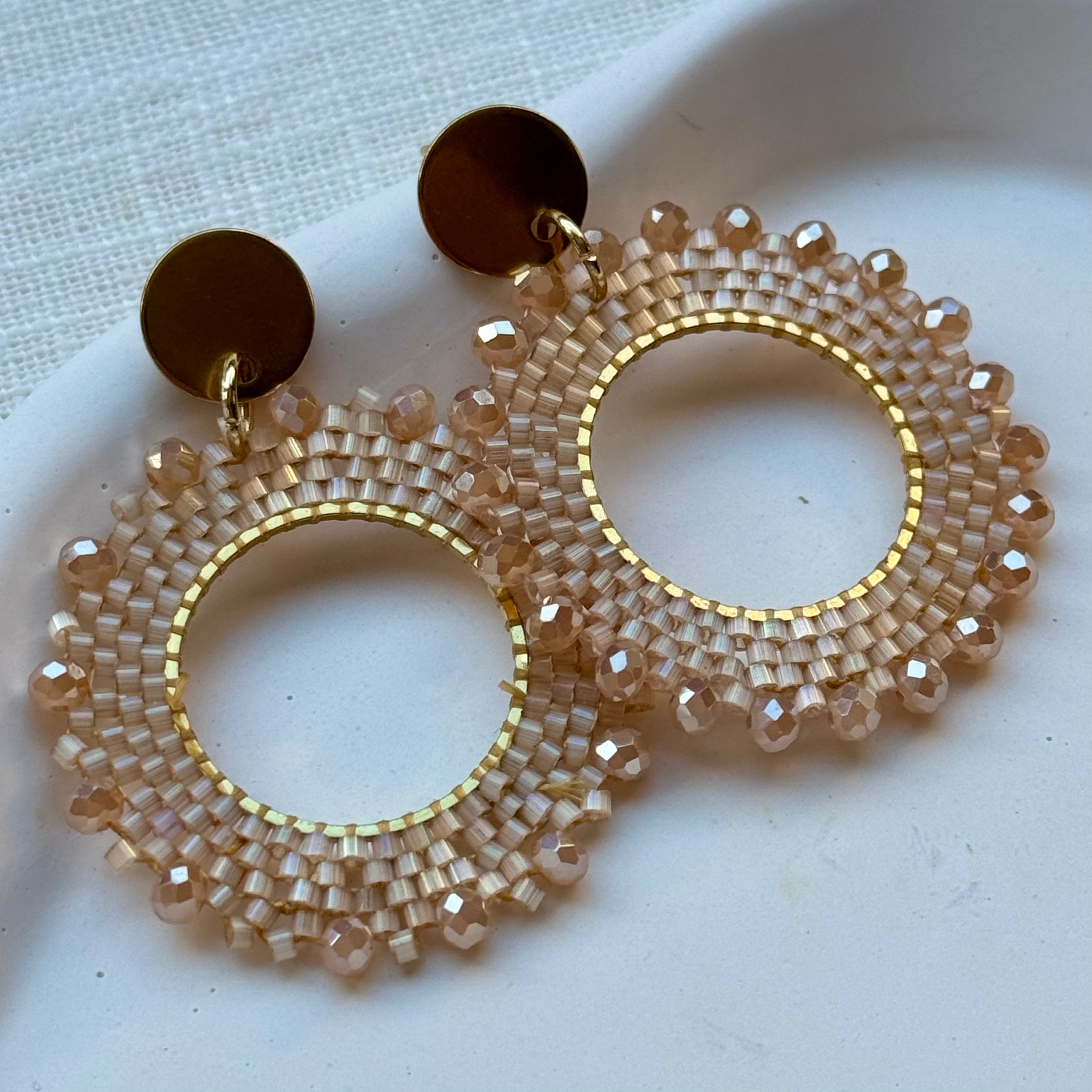 Fenna - Oorbellen kralen beige klein