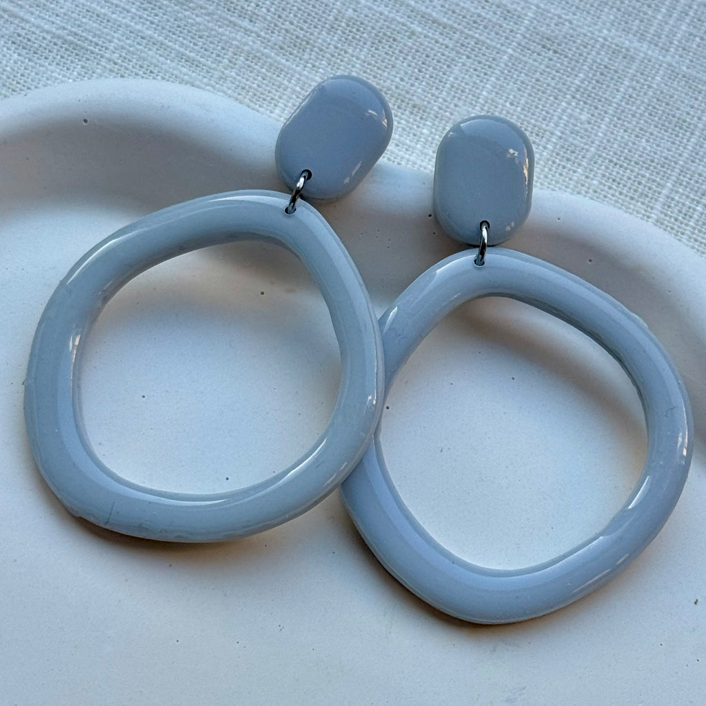 Bella - Oorbellen licht grijs