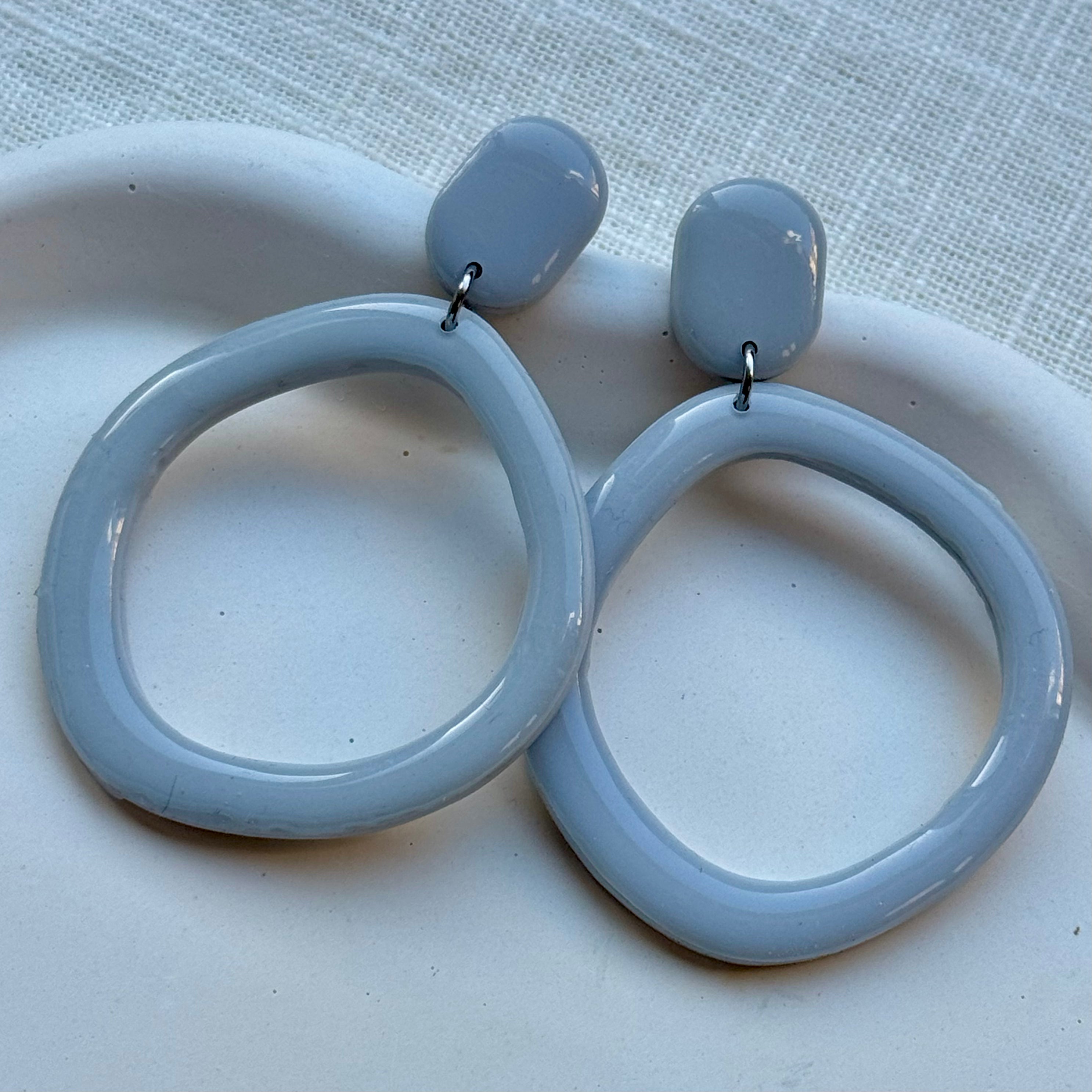 Bella - Oorbellen licht grijs