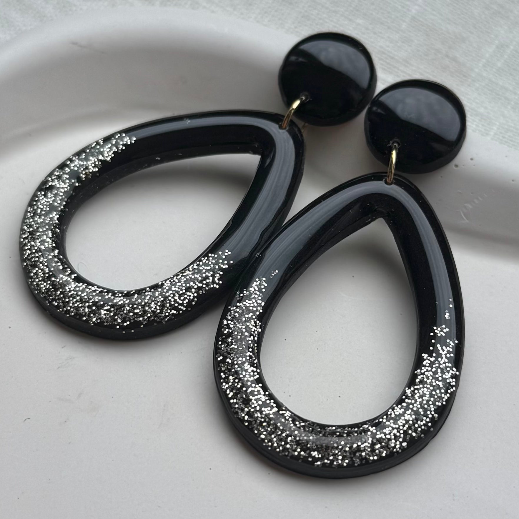 Julia - Oorbellen glitter goud zwart