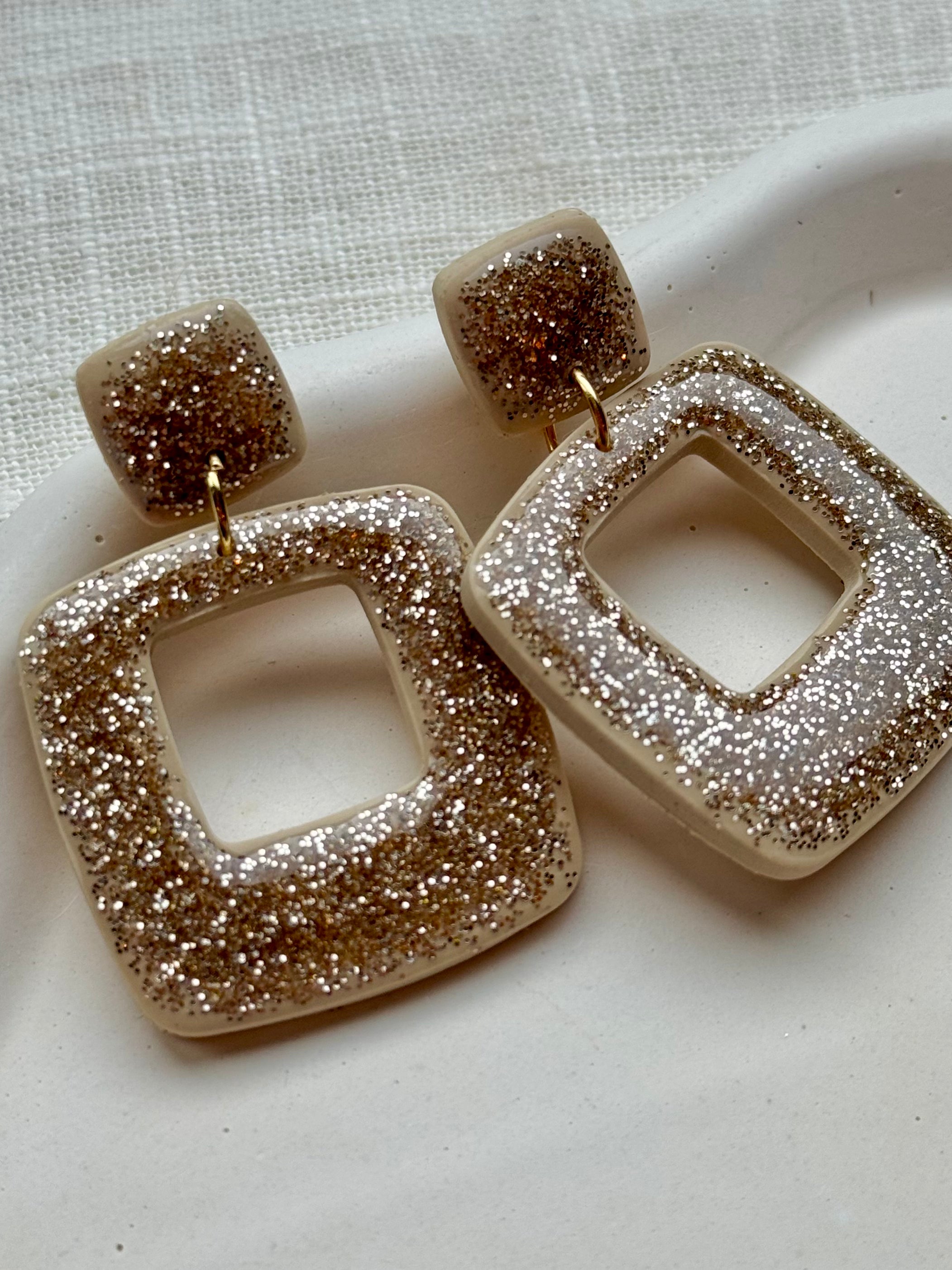 Suzie - Oorbellen glitter beige goud