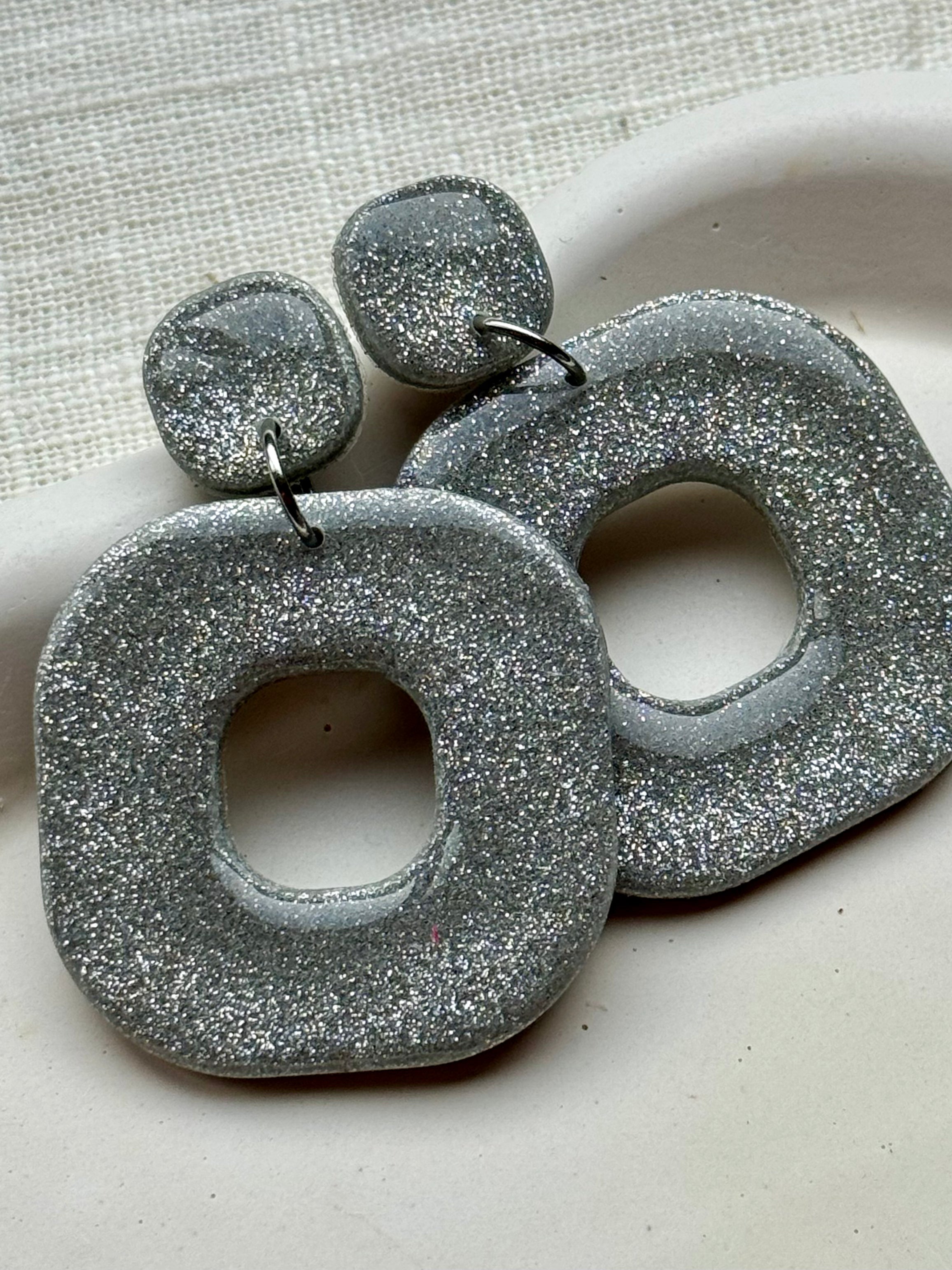 Julia - oorbellen glitter zilver