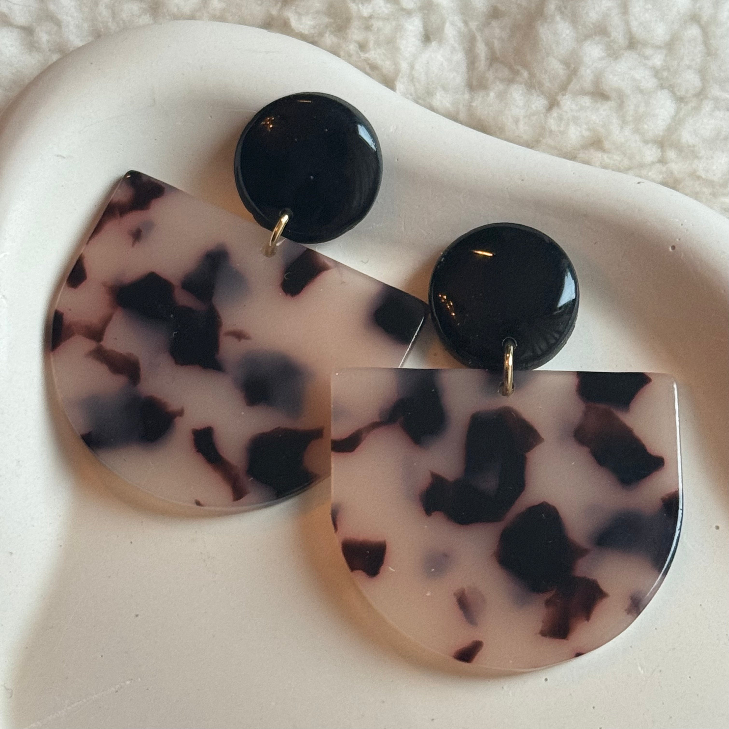 Mae - oorbellen zwart wit gevlekt