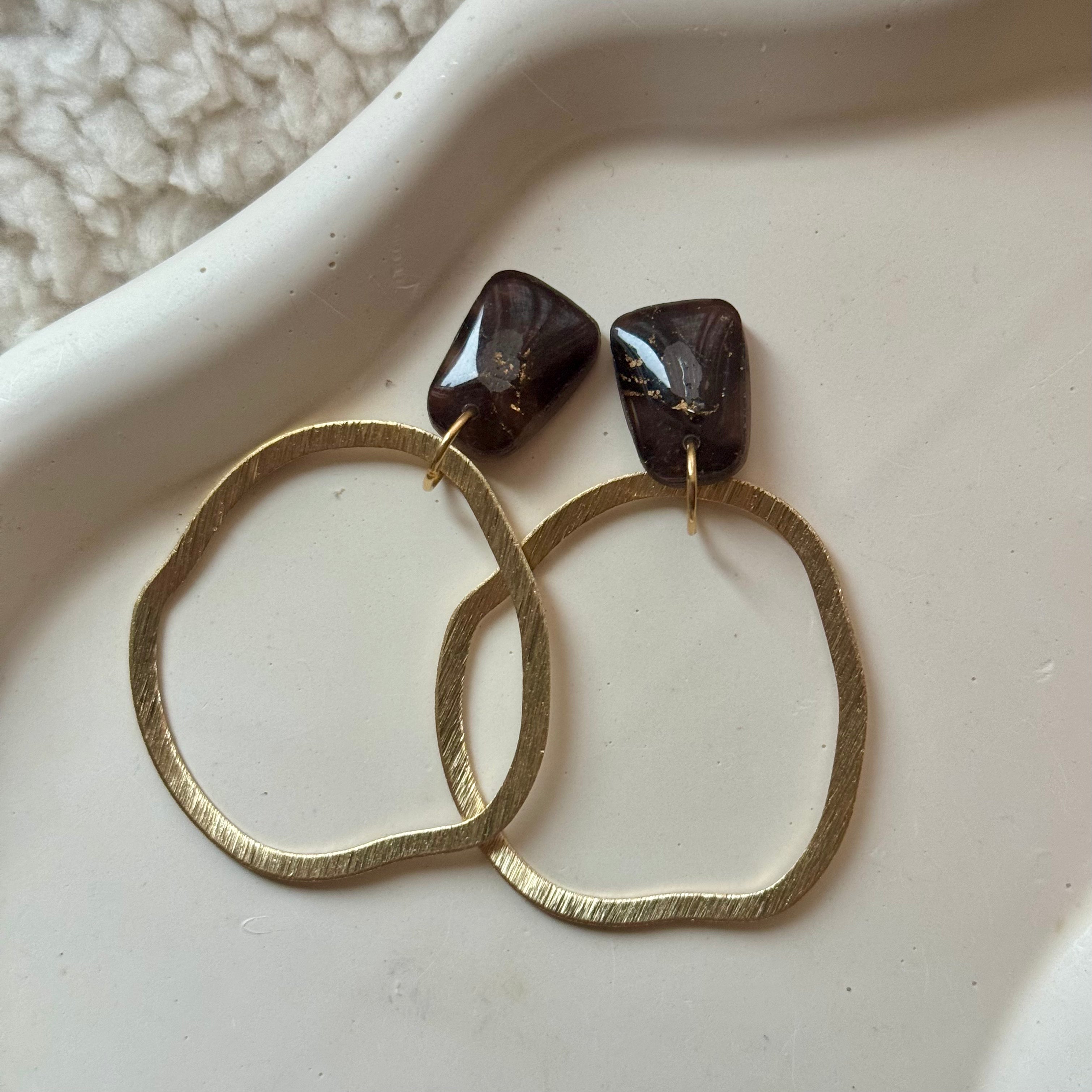 Iris - oorbellen donderbruin met goud