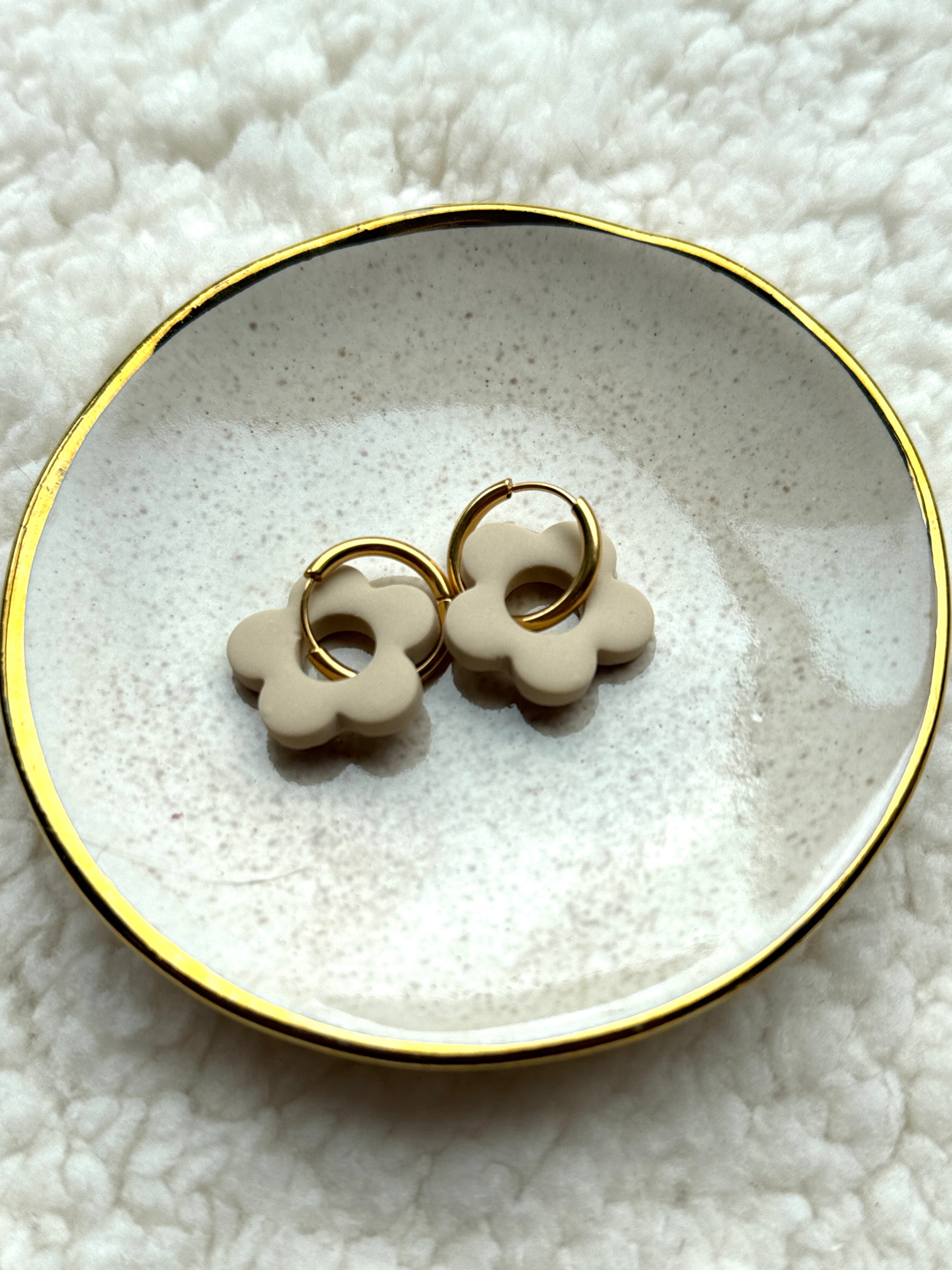 Oorringen - Goud met beige bloem
