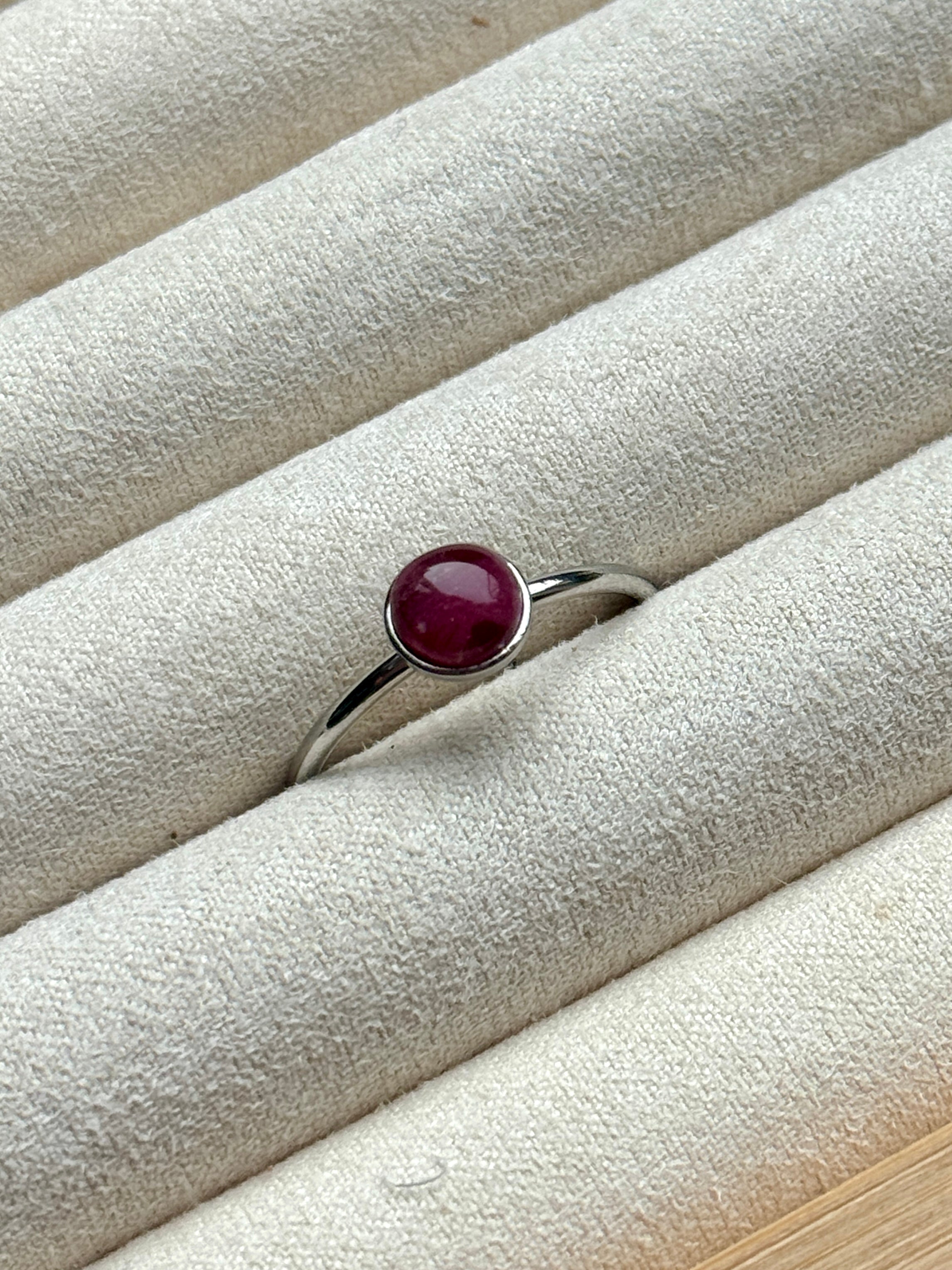Ring - Zilver met donker roze steen