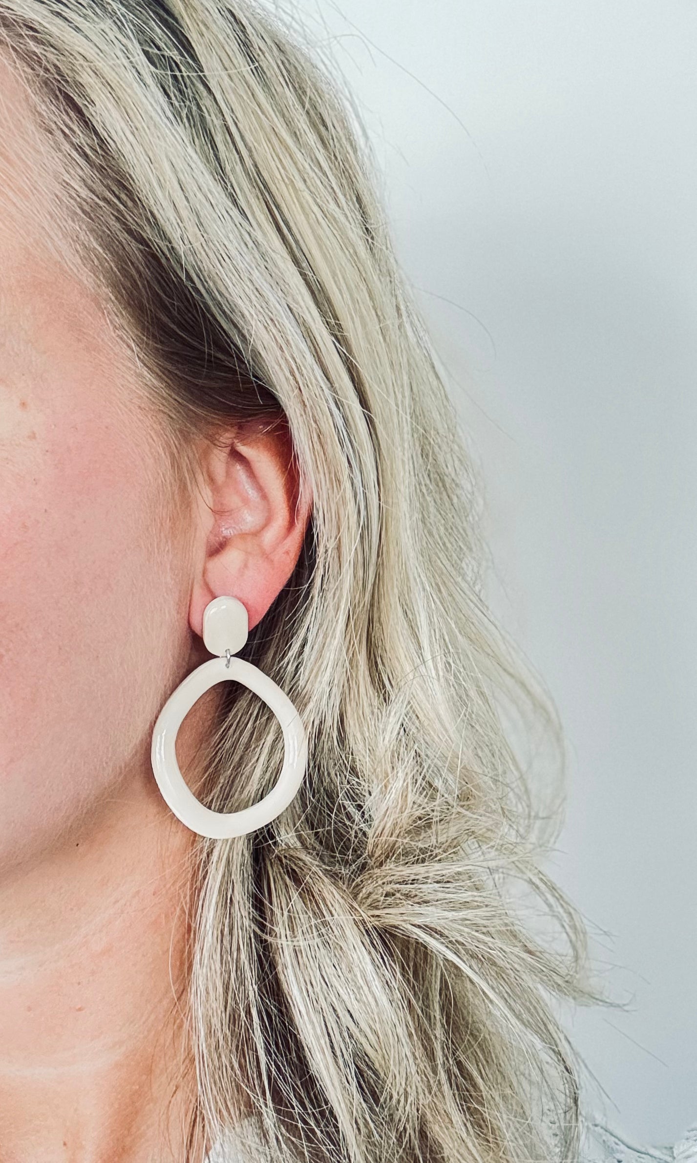 Bella - Oorbellen licht grijs