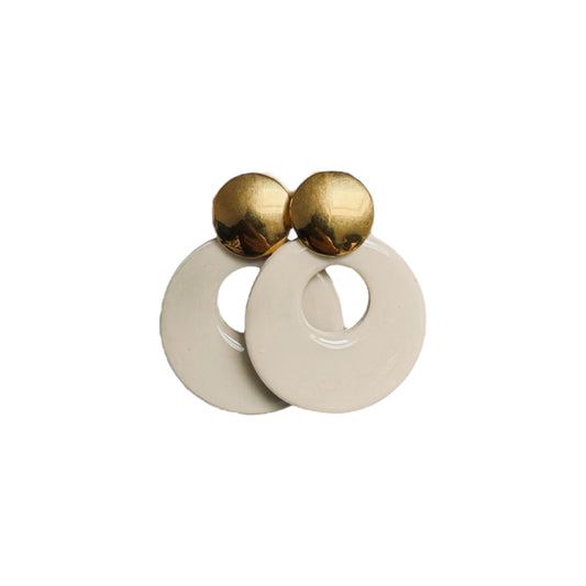 Eva - Oorbellen beige met gouden knop