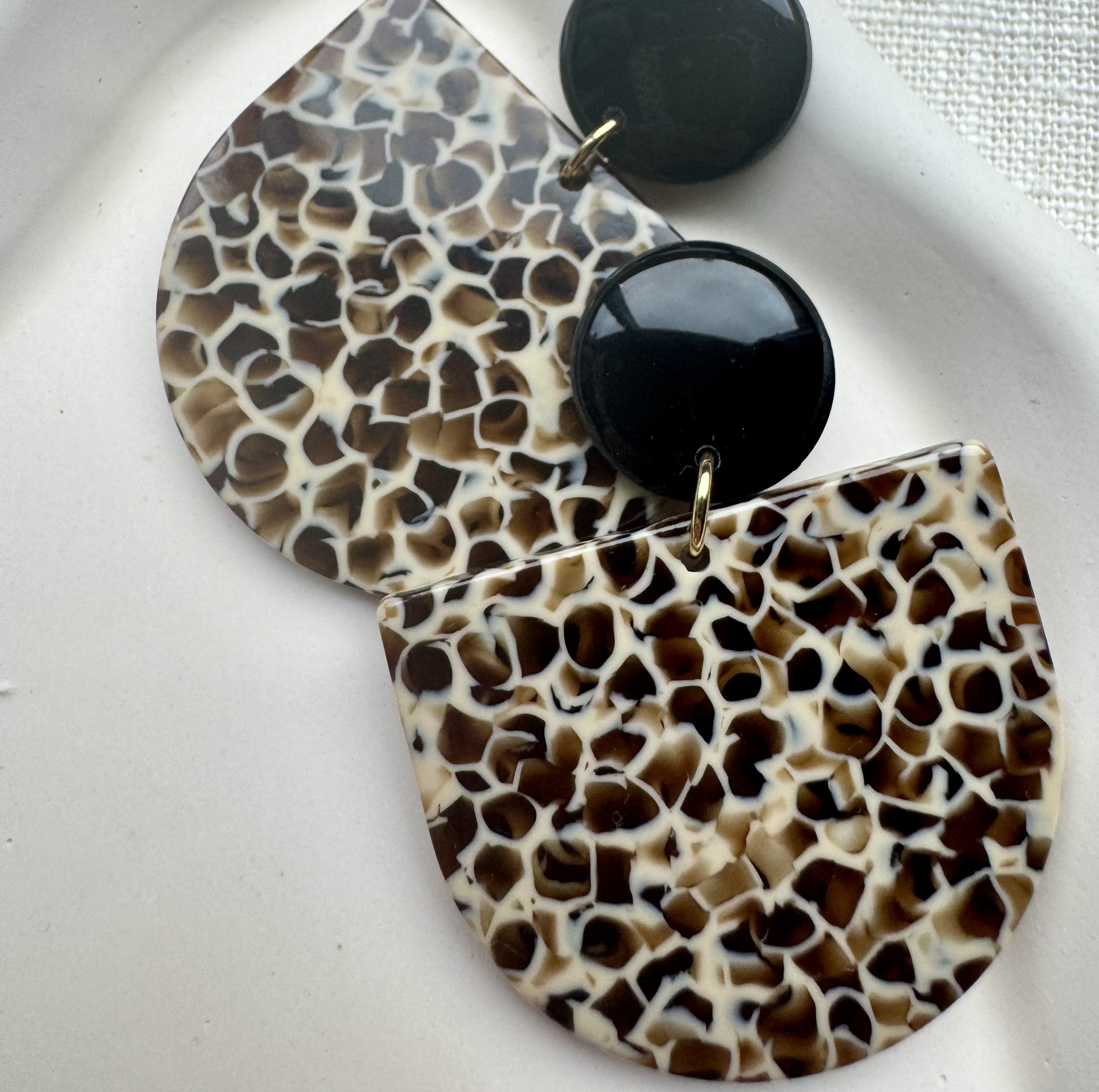 Mae - oorbellen zwart gevlekt